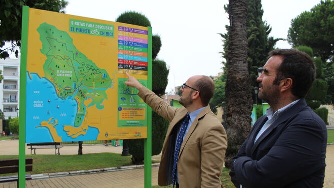 El alcalde, Germán Beardo, con el concejal de Medio Ambiente, Millán Alegre, este lunes en la Plaza del Polvorista.