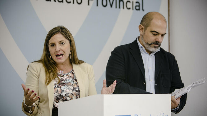 La presidenta de la Diputación de Cádiz, Irene García, y el diputado provincial de Desarrollo Local, Manuel Ángel Chacón.