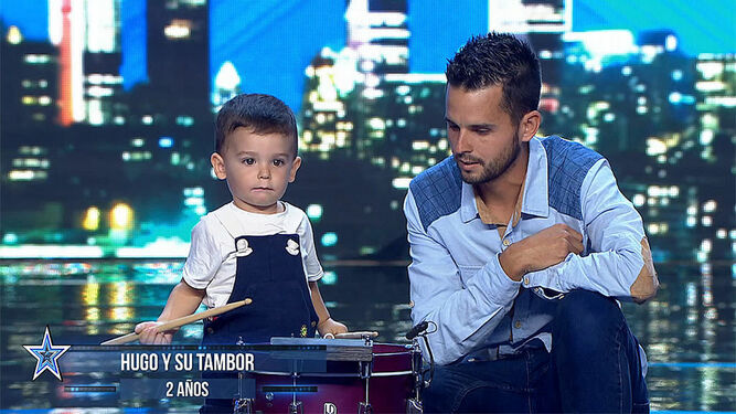 Hugo Molina, con su padre, en su sorpredente actuación este lunes en 'Got Talent'
