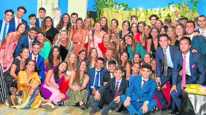 La anfitriona Gema Estrella Domínguez-Mompell junto al grupo de familiares y amigos durante el festejo celebrado en el Club Náutico de Cádiz con motivo de su mayoría de edad, que fue amenizado con música y baile.