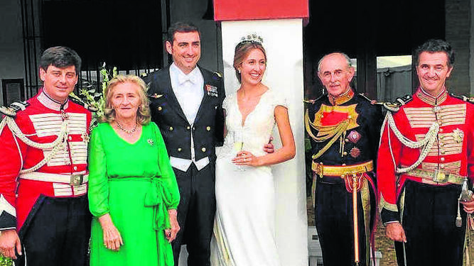 El matrimonio Pérez Morenés con los marqueses de Villarreal de Burriel y Tomás y Felipe Morenés.