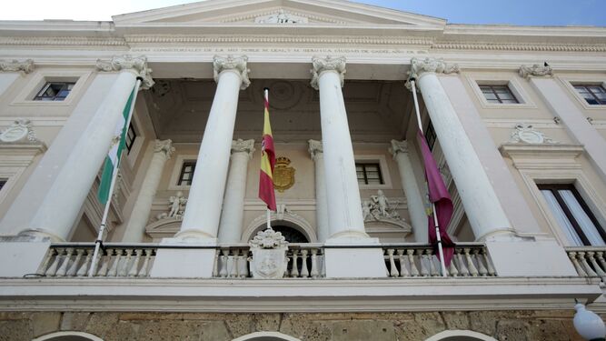 Bandera a media asta en el Ayuntamiento de Cádiz.