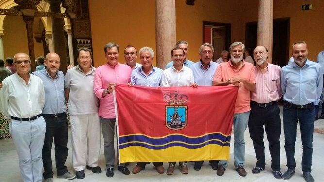Responsables de la Asociación de Amigos de los Grandes Navegantes y Exploradores Españoles, con el alcalde y otras autoridades locales en la presentación de su proyecto de vuelta al mundo.