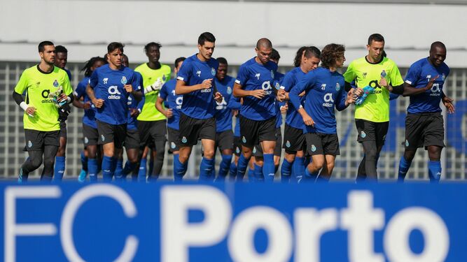 Los futbolistas del Oporto se ejercitan para debutar contra el Young Boys suizo.