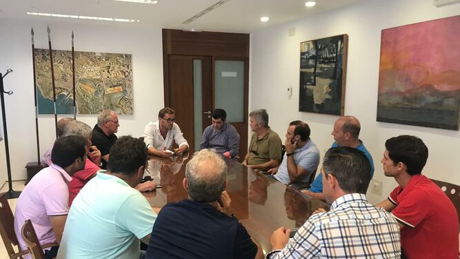 Un momento de la reunión de Álvaro González con profesionales del sector taurino.