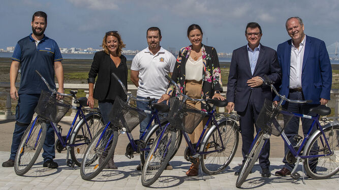 Representantes de Bahía Sur, del Ayuntamiento y de firmar y colectivos colaboradores, en la presentación del Día de la Bicicleta