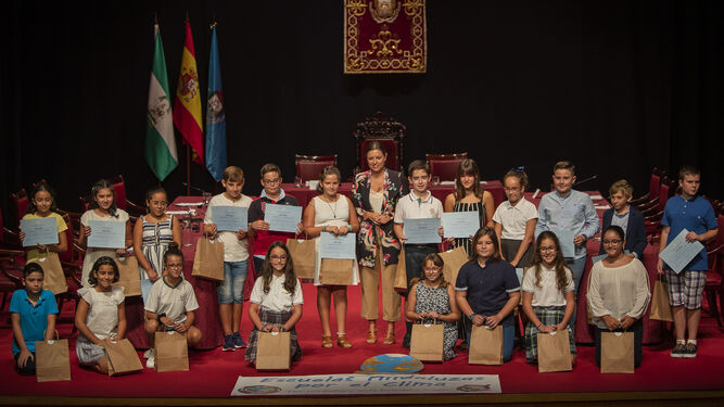 Los niños participantes en el debate del Teatro de Las Cortes posan con la alcaldesa tras el acto.