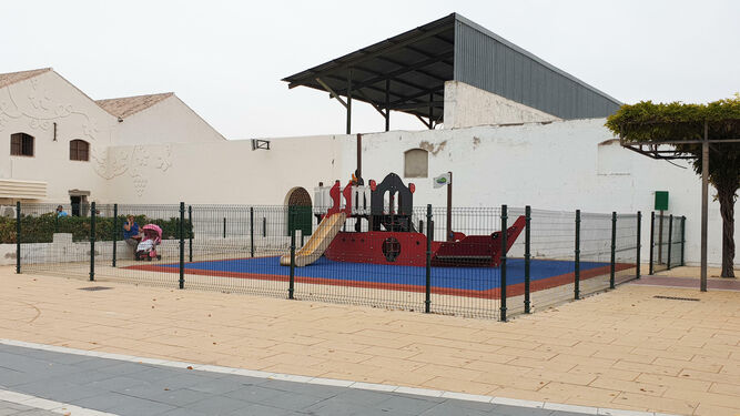 Zona de juego infantil en la Plaza de Las Bodegas, donde será reparado el suelo sintético.