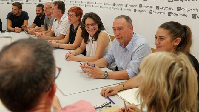 La coportavoz de Compromís, Mónica Oltra (c), junto al diputado Joan Baldoví (3º d), en la reunión de la Ejecutiva del partido.