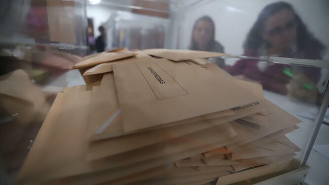 Una urna, durante las pasadas elecciones generales del 28 de abril.