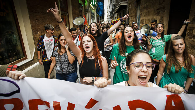 Una manifestación de estudiantes contra la reválida por las calles del centro en 2016.