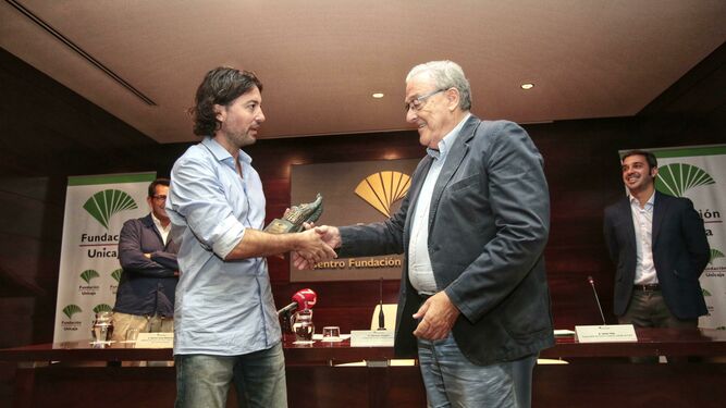 El periodista Ricardo F. Colmenero (izquierda) recoge el premio de manos de Mariano Vergara, vicepresidente de la Fundación Unicaja.