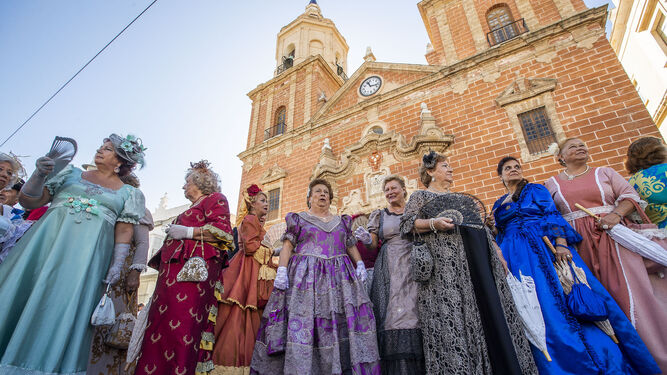 Mujeres ataviadas con trajes históricos ante la Iglesia Mayor.
