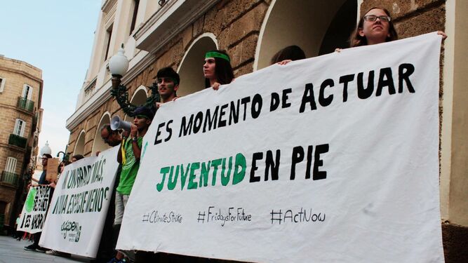 Miembros de Fridays for Future Cádiz, en una protesta ante las puertas del Ayuntamiento de Cádiz.
