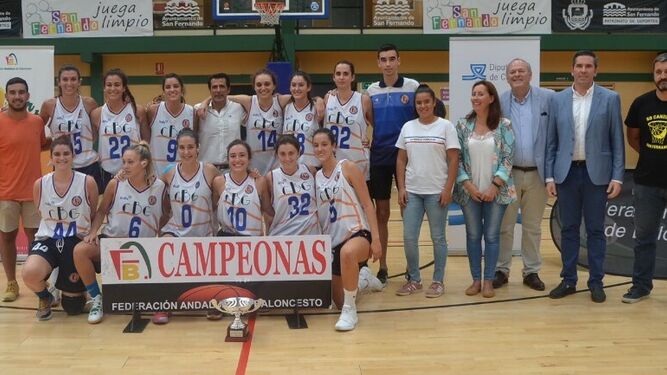 Las integrantes del Cádiz CB Gades posan con el trofeo tras ganar la final.