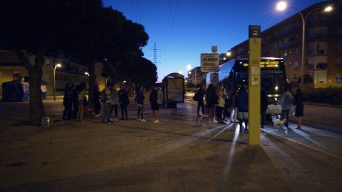 Viajeros esperan el autobús en la barriada Río san Pedro