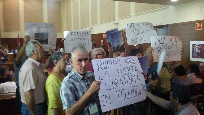 Vecinos del caño El Romeral volvieron a mostrar sus quejas en la sesión plenaria por la instalación de una antena de telefonía.