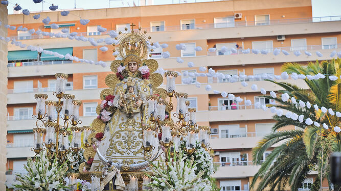La Virgen del Rocío, saliendo en procesión desde San José