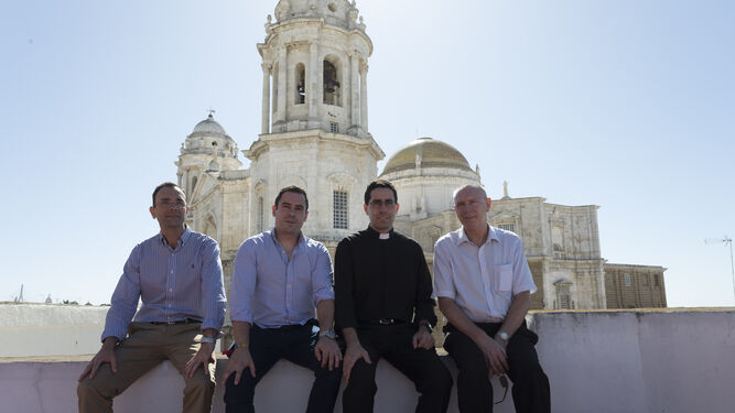 Uno de los sacerdotes y tres de los diáconos que serán ordenados este sábado en la Catedral de Cádiz