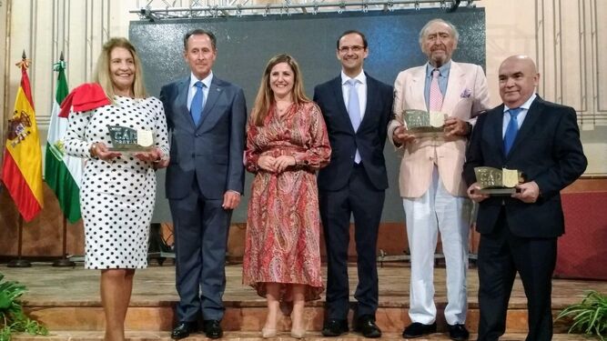 Los tres galardonados, con la presidenta de la Diputación, el vicepresidente del Patronato Provincial de Turismo y el alcalde de Sanlúcar.