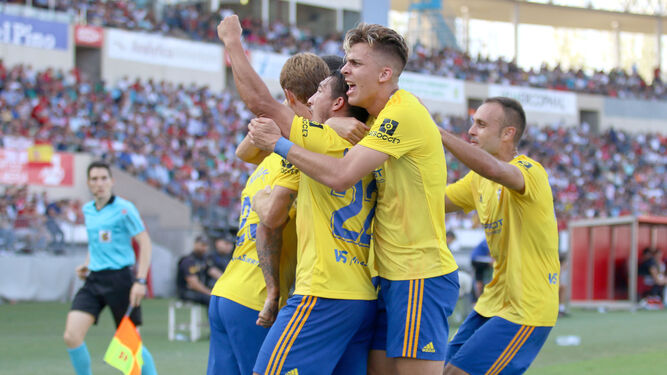 Los jugadores del Cádiz celebran el gol de la victoria en Almería