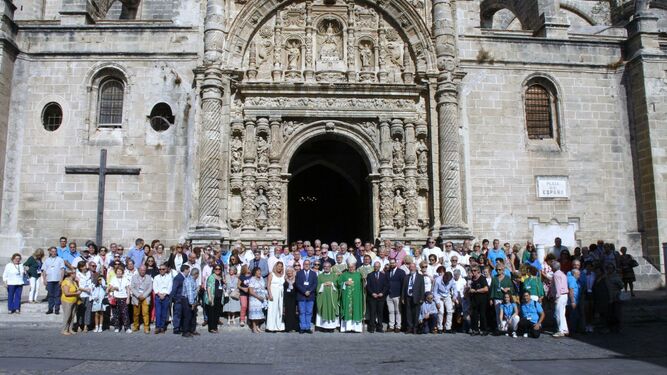 Foto de grupo tomada a las puertas de la Basílica Menor tras la misa de Acción de Gracias celebrada esta mañana.