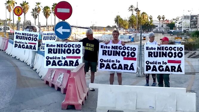 Miembros del Foro Social Portuense, durante la protesta de julio en la que también reclamaban información.