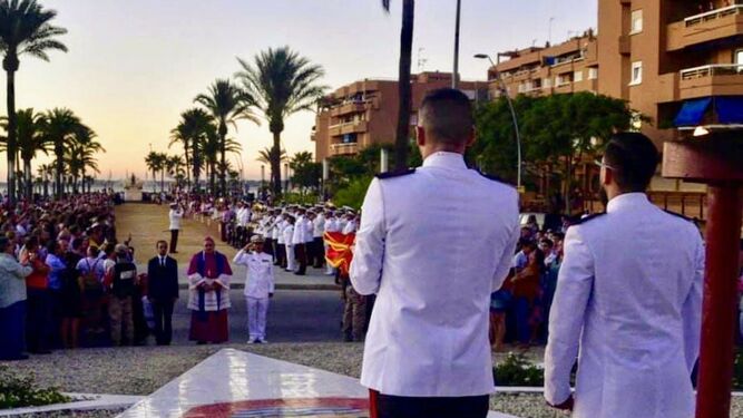 La procesión extraordinaria de la Virgen del Carmen de Bonanza llegó hasta La Calzada, donde la Armada celebró un acto de arriado solemne de la bandera española.