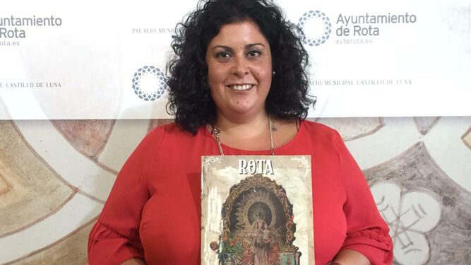 La delegada municipal de Fiestas, Laura Almisas, con un ejemplar de la revista editada por el Ayuntamiento.