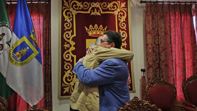Antonio Peña se abraza a uno de sus concejales tras anunciar su dimisión en 2016.