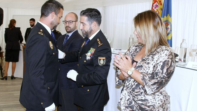 Gonzalo Bellver, jefe de la Comisaría de El Puerto y Puerto Real, imponiendo la Cruz Blanca del mérito a David Viñuela.