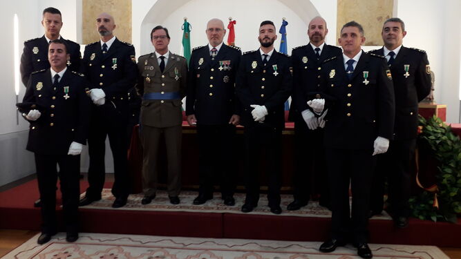 El comisario de San Fernando, Rafael Borque, con el personal condecorado con la Cruz al Mérito Policial.