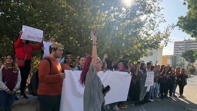 Los estudiantes del Carmen Jiménez protestan por el mal estado del edificio.