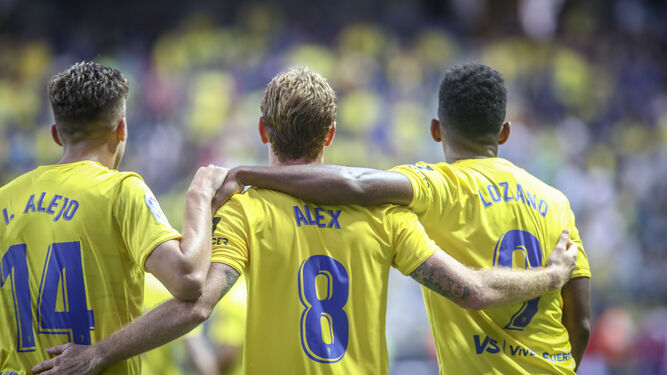 Alejo, Álex y Lozano celebran el gol del delantero en el triunfo sobre el Huesca.