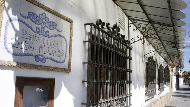 Una imagen del local, con el emblemático azulejo del restaurante Casa Flores.