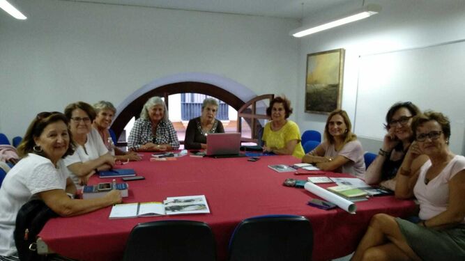 Las integrantes de la asociación Voces Lectoras de El Puerto, en una de sus recientes reuniones en la Biblioteca.