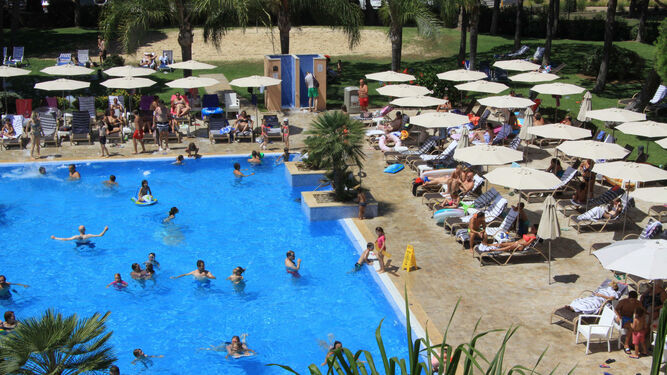 Vista panorámica de la zona de piscinas de uno de los hoteles de Novo Sancti Petri.