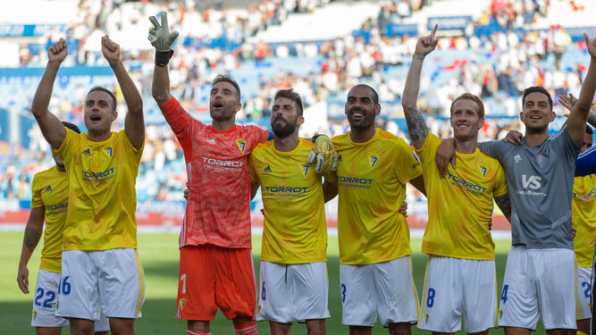 Los jugadores del Cádiz celebran la victoria en La Romareda.