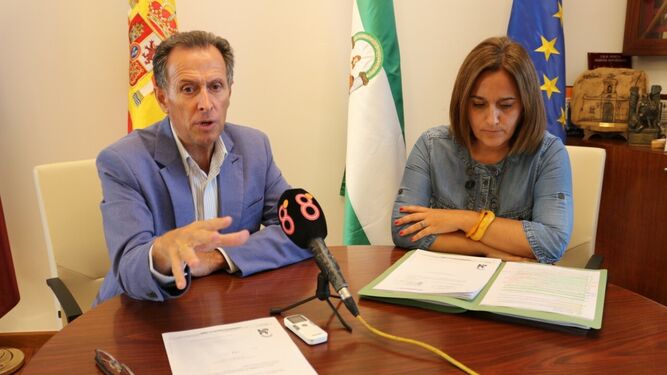 El alcalde José María Román con la edil de Turismo, Ana González, en el Ayuntamiento.