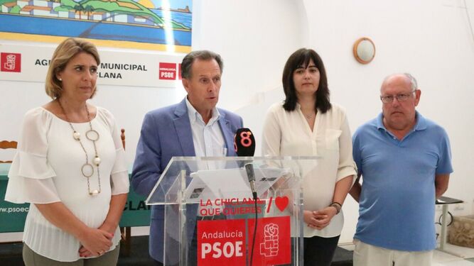 El alcalde con representantes del PSOE en la Casa del Pueblo.