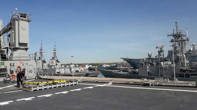 El Castilla, rodeado de otros buques participantes esta mañana en la Base de Rota.