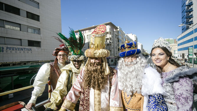 Los Reyes Magos, el Cartero Real y la Estrella de Oriente de 2019 en el bus turístico en la mañana del 5 de enero.