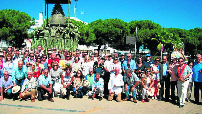 La asociación de antiguos alumnos marianistas, durante su visita al parque nacional de Doñana, capitaneado por su presidente Álvaro Caravaca y su secretario Antonio Gómez de Barreda.