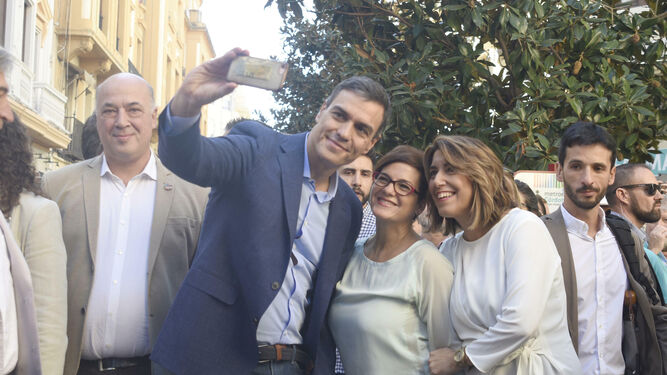 Pedro Sánchez y Susana Díaz se hacen un 'selfie' con una simpatizante socialista ayer en Córdoba.