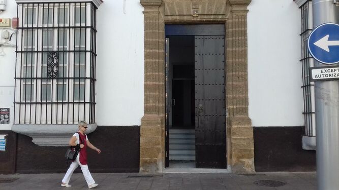 Puerta de la sede de Alcaldía, donde está la Oficina de Atención a la Ciudadanía.