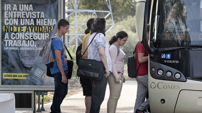 Varios universitarios cogen el autobús interurbano en la parada situada junto a la Escuela Superior de Ingeniería de la UCA.