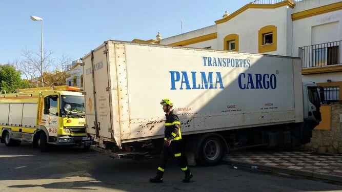 El camión se empotró contra una vivienda de la calle Palmilla, situada en la zona de El Botánico.