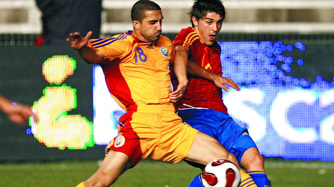 David Villa pugna con un defensor rumano en el encuentro disputado en Carranza en noviembre de 2006.