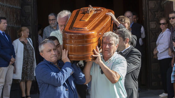 El féretro con los restos mortales de Pepe Oneto al salir de la Iglesia Mayor tras el funeral.
