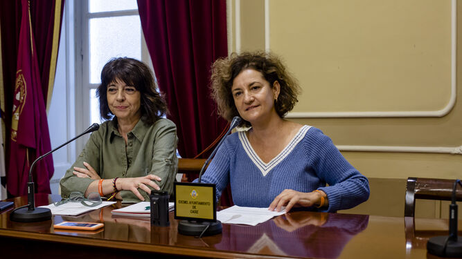 Las concejalas de Ciudadanos Lucrecia Valverde y Carmen Fidalgo, en el Salón Isabelino del Ayuntamiento